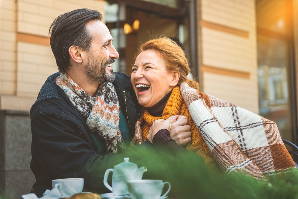Paar mittleren Alters beim Dating