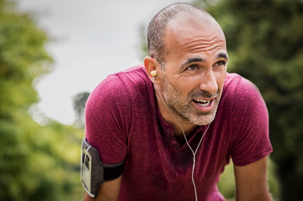 Älterer Herr beim Sport