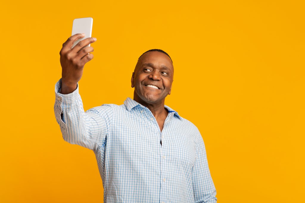Schwarzer, attraktiver Mann macht ein Selfie