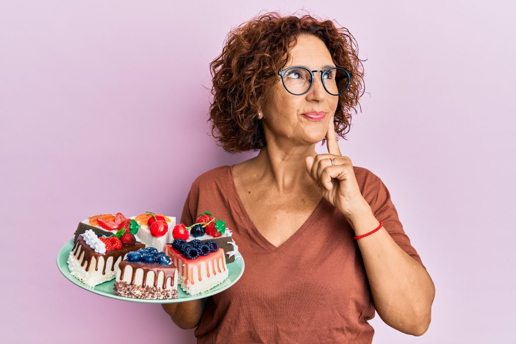 Attraktive Frau bringt Kuchen für ihren Ex-Mann