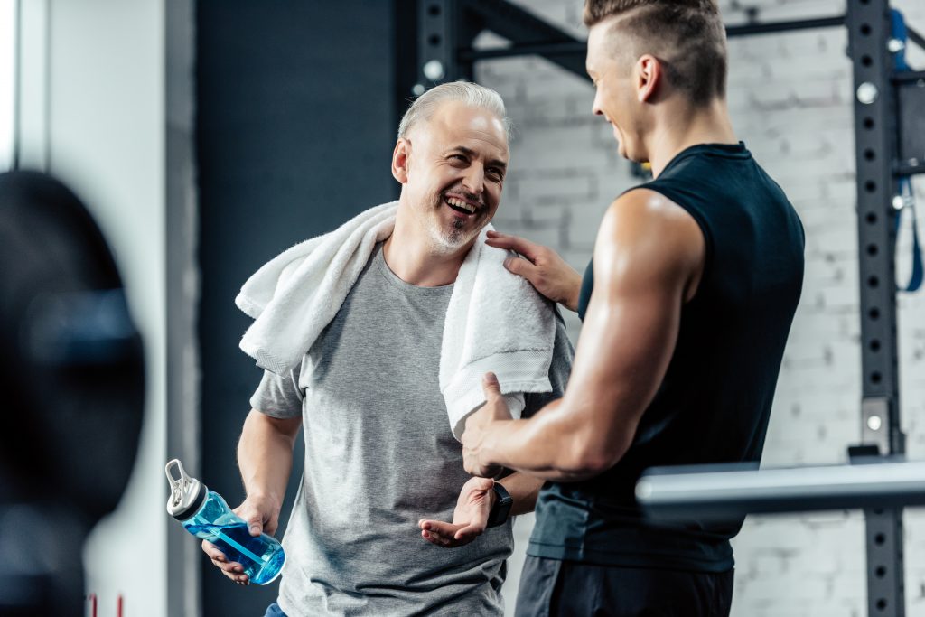 Mann stärkt sein Immunsystem im Fitnessstudio