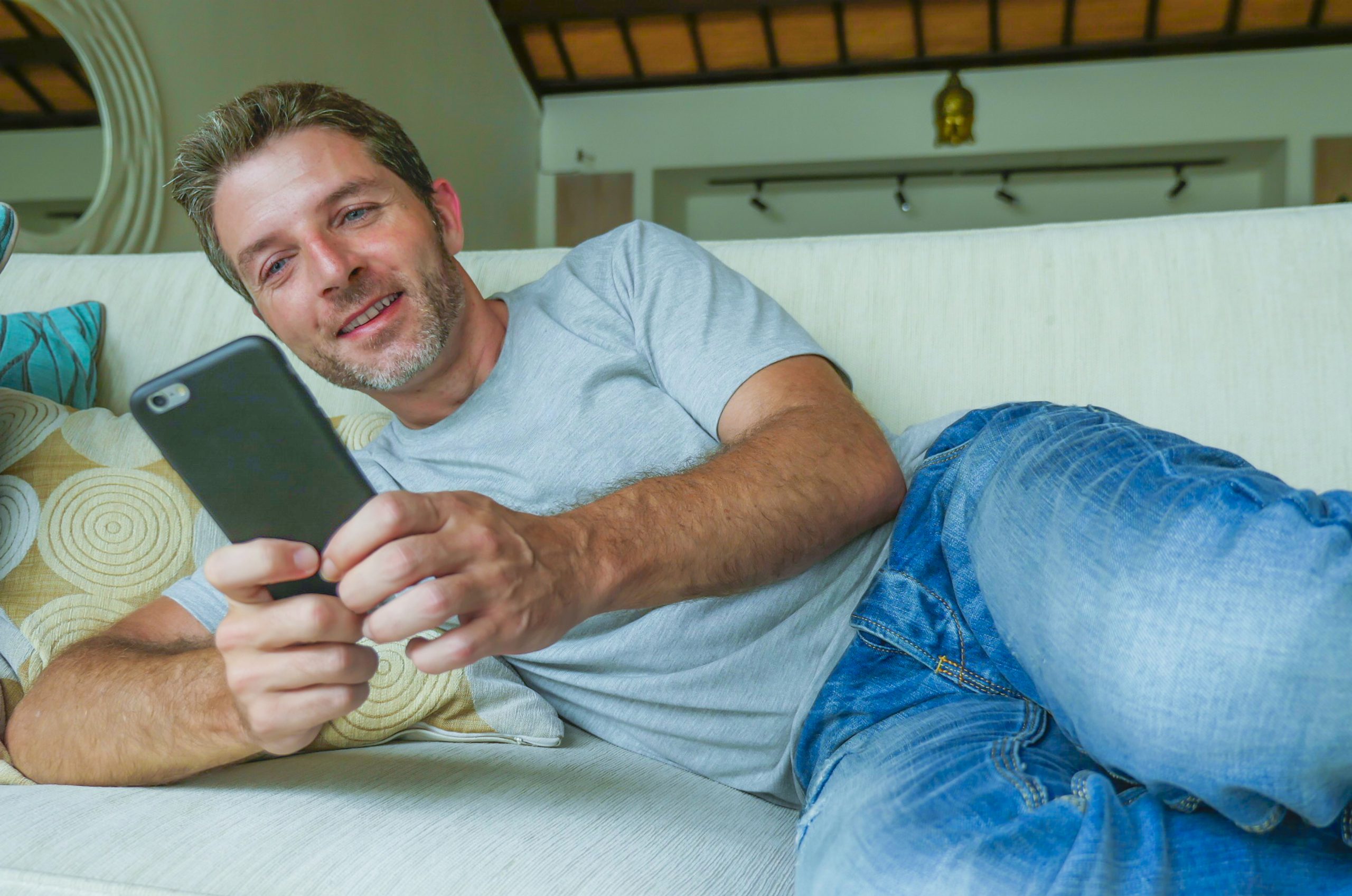 Mann beim Online Dating