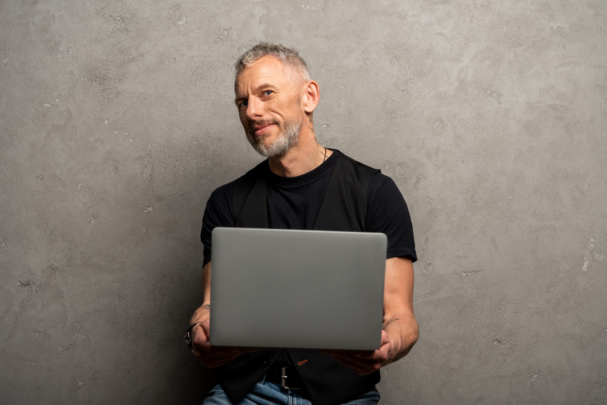 Mann beim Online Dating